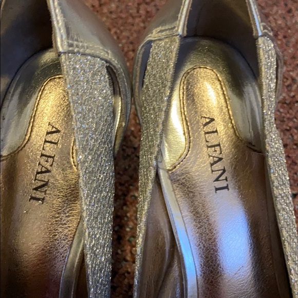 Beautiful Silver Peep toe Alfani Silver Shoes - Picture 3 of 3